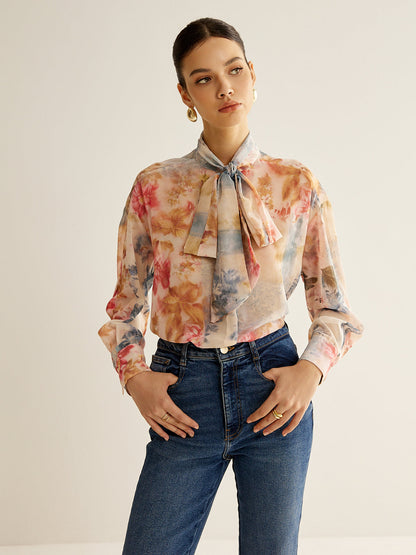 Cienka koszula z wiązanym kołnierzykiem w stylu romantycznym