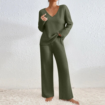 VIVIENNE | Dwu-częściowy zestaw z prostymi spodniami i topem z dekoltem w serek